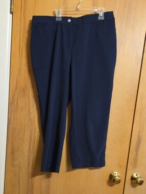 Chico's Weekends Crop Pant In Size 1.5 Or 12